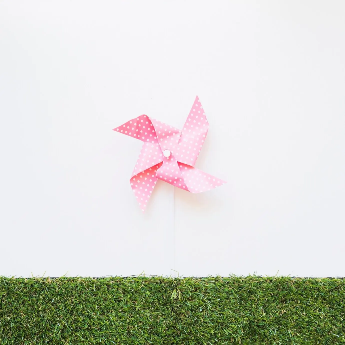 Im Wind drehendes Spielzeug auf Gras