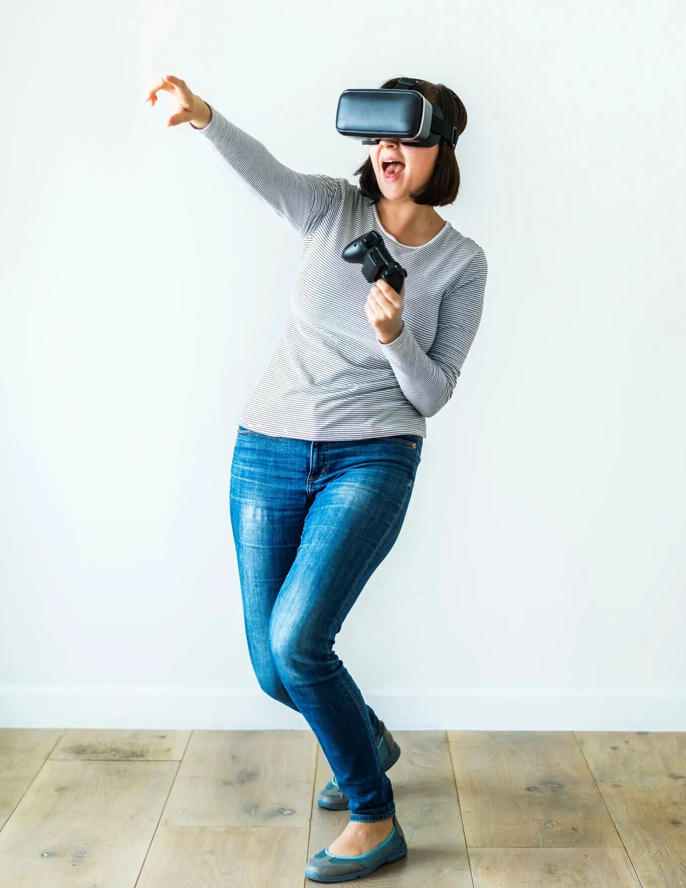 Frau, die ein Virtual-Reality-Spiel genießt