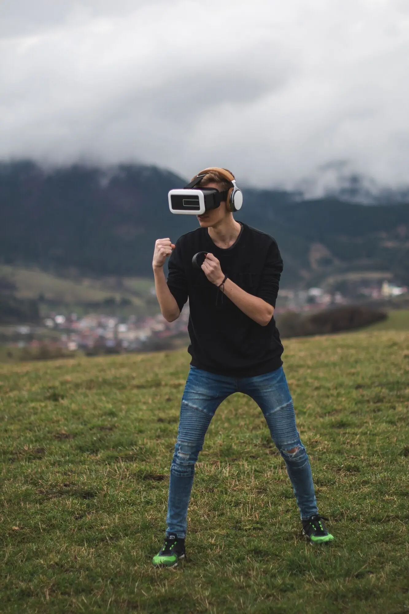 Teenager, in der digitalen Welt verloren – süchtig nach dem Spielen – virtuelle Realität.