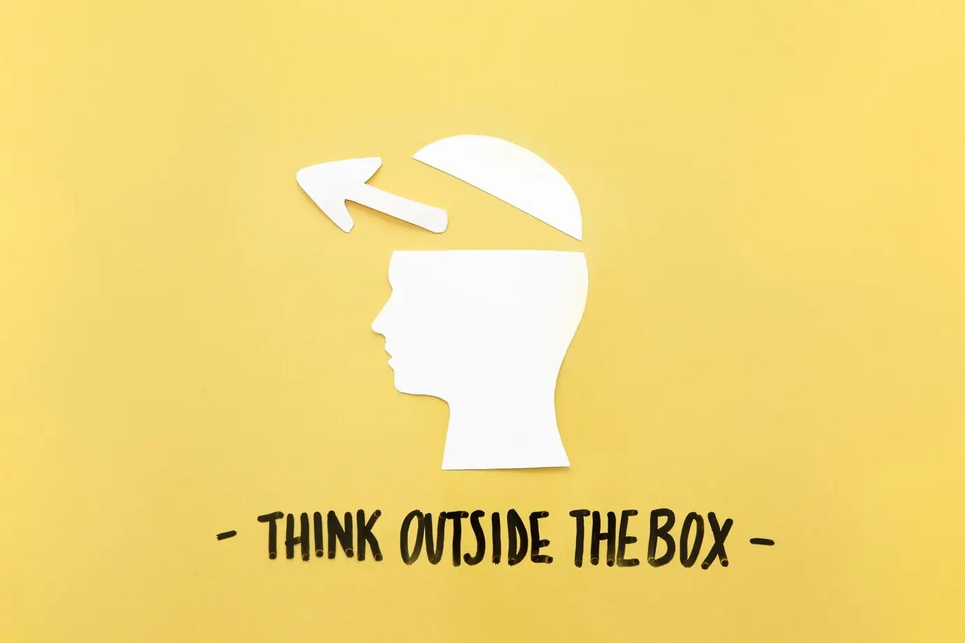 Geöffnetes menschliches Gehirn mit Pfeilsymbol in der Nähe der Botschaft „Denke über den Tellerrand hinaus“.